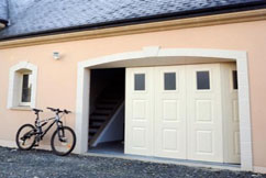 Porte de garage ouverture latérale : portillon à ouverture séquentielle motorisée