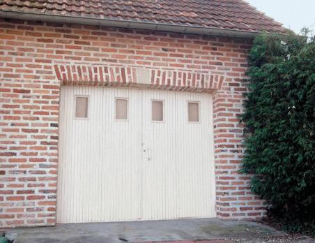 Porte de garage en bois JANICLOS : modèle bois peint en blanc