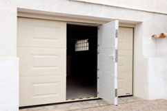 Porte de garage sectionnelle Vesta avec portillon intégré