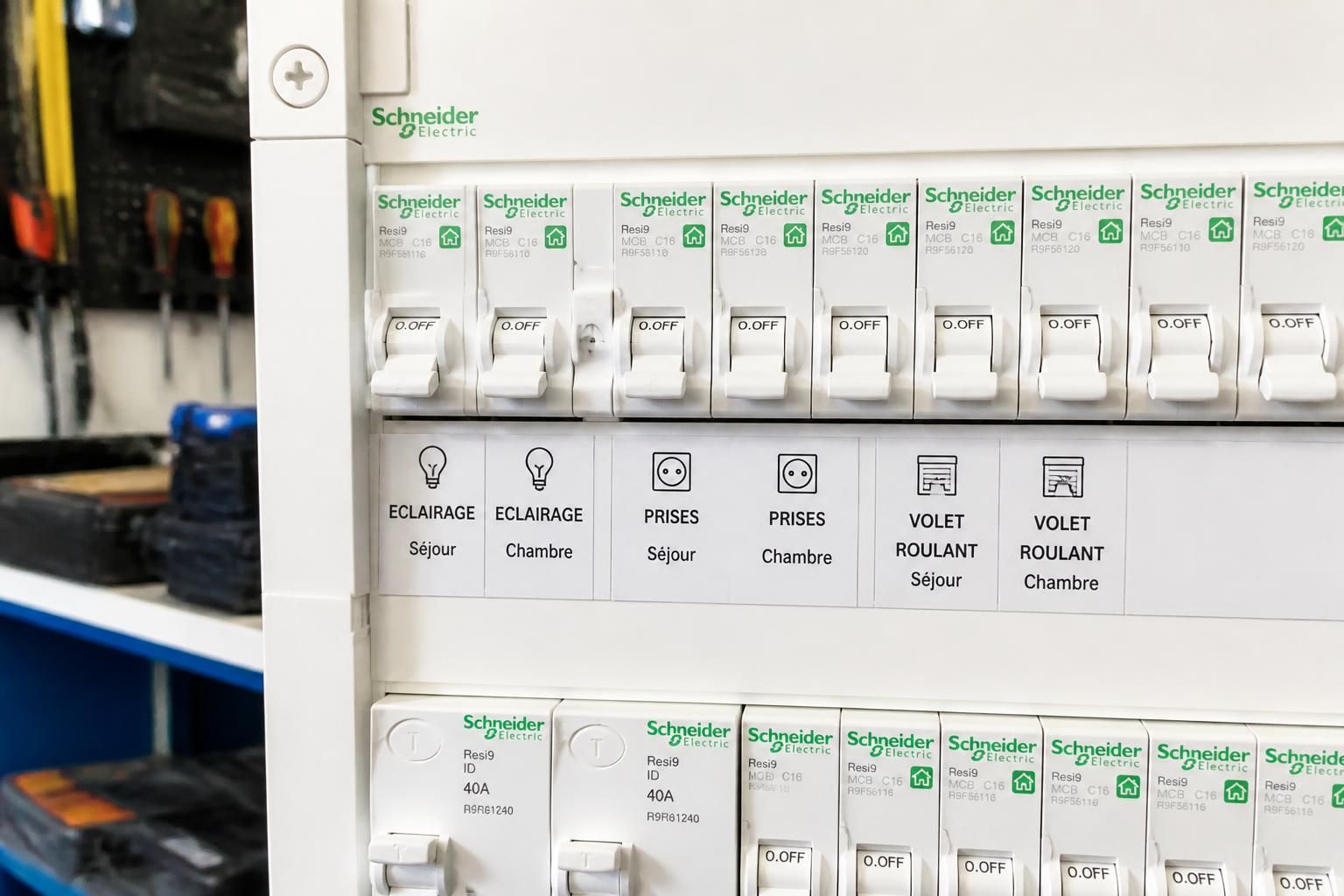 découvrez combien de volets roulants peuvent être branchés sur un même disjoncteur pour garantir la sécurité électrique de votre installation.