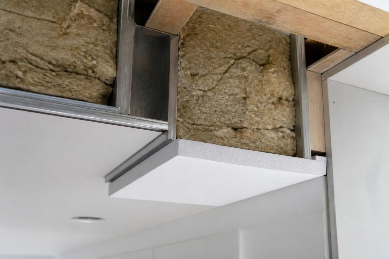 Supprimer un pont thermique au plafond sans refaire toute l&rsquo;isolation