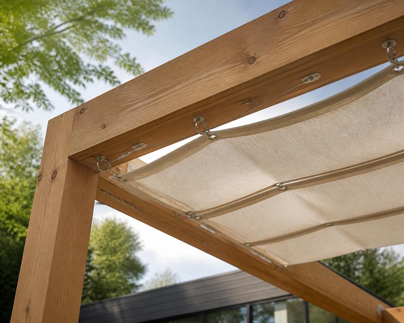 découvrez comment choisir et installer une toile coulissante pour pergola : guide complet sur les systèmes avec rails, câbles ou anneaux pour une protection optimale et un style élégant.