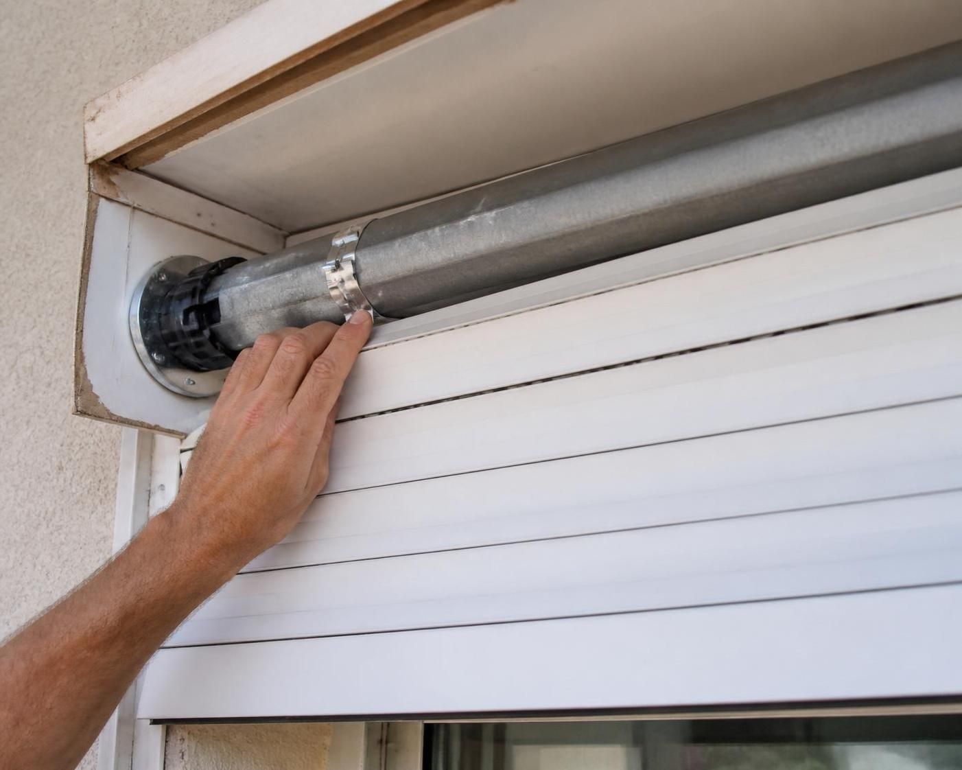 découvrez comment réenclencher un volet roulant décroché ou déraillé en seulement 4 étapes simples et rapides, pour un fonctionnement optimal.