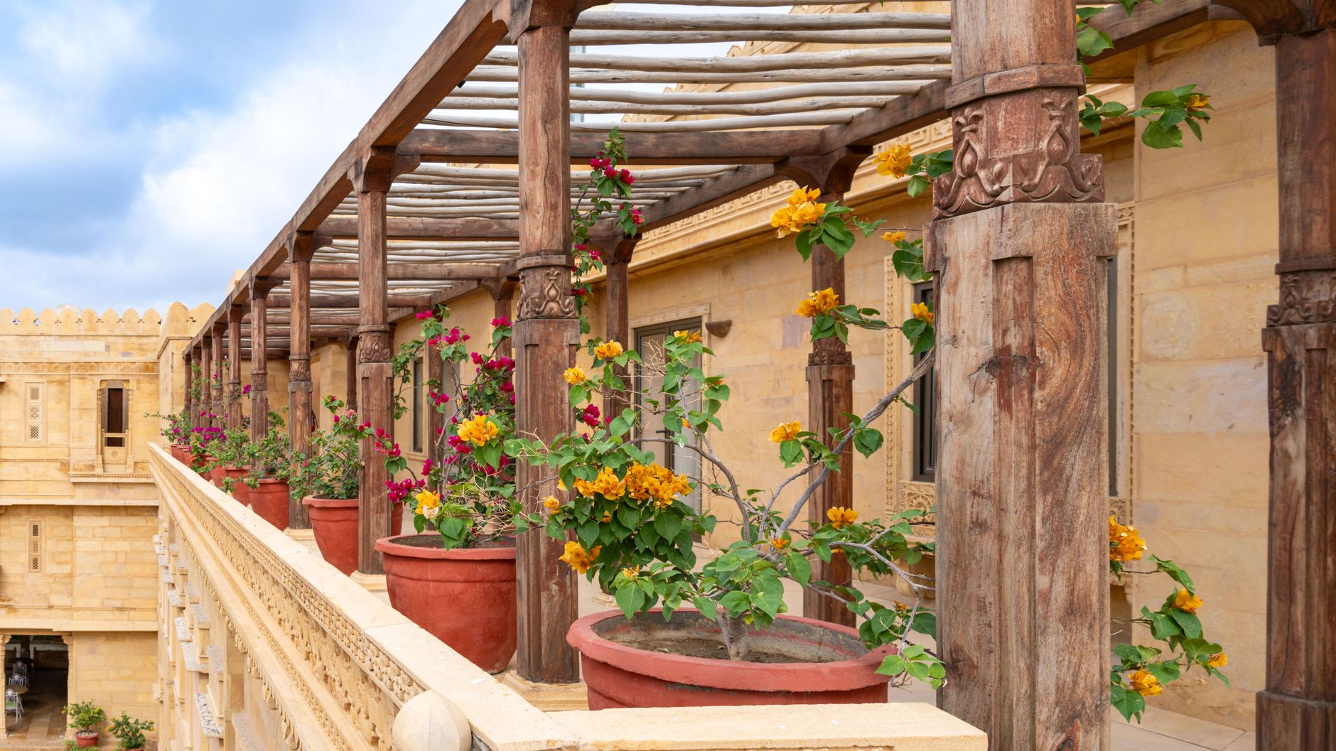 Fixer une pergola sans percer la terrasse avec des bacs lestés bien dimensionnés — pergola terrasse avec bacs lestés