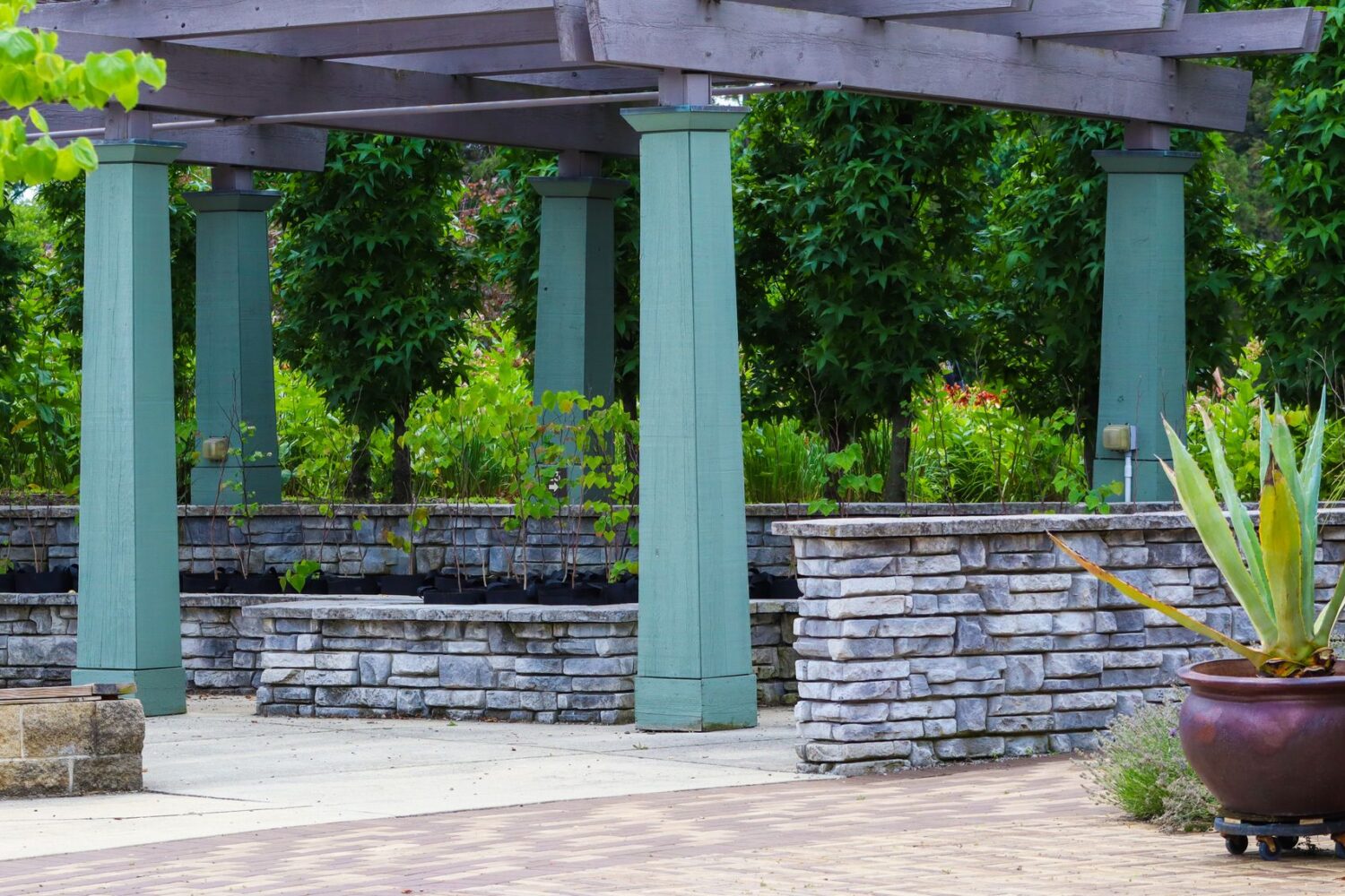 Fixer une pergola sans percer la terrasse : 3 méthodes éprouvées