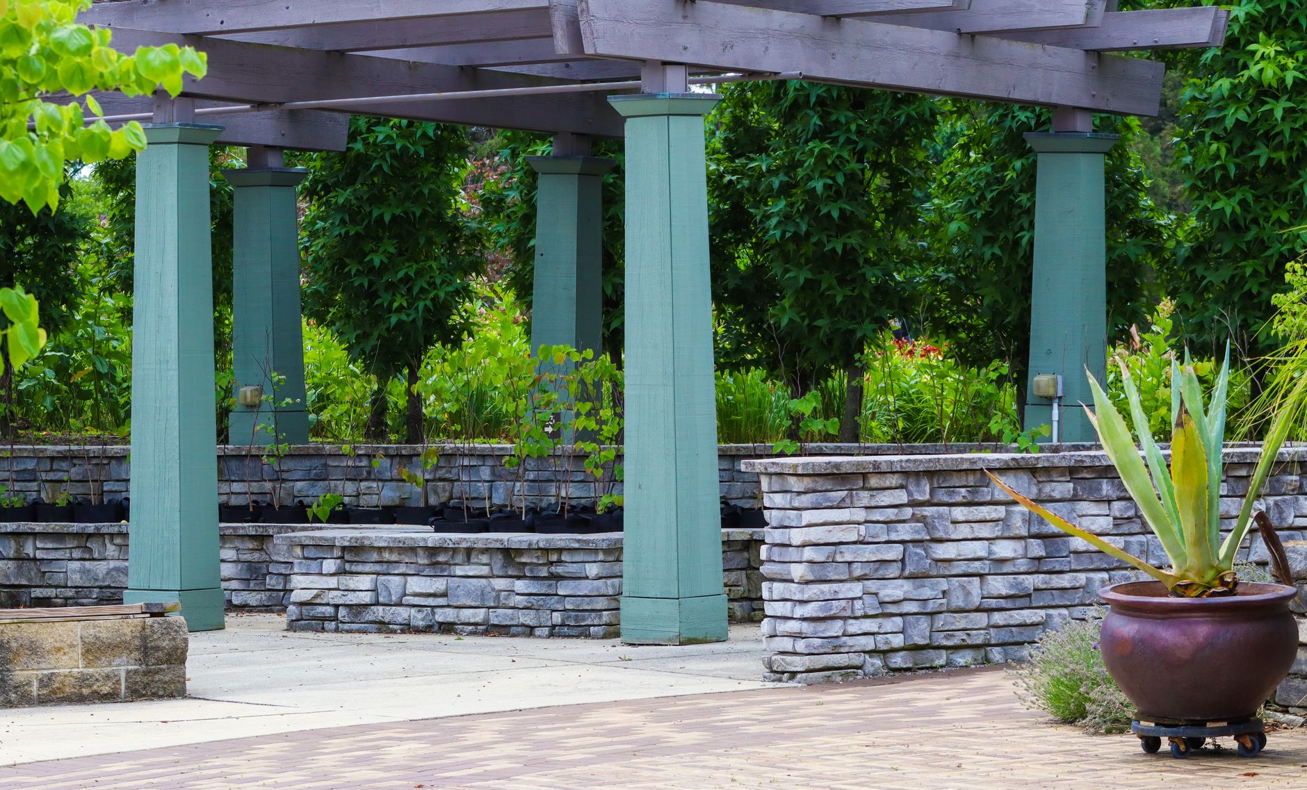Fixer une pergola sans percer — pergola terrasse avec bacs lestés