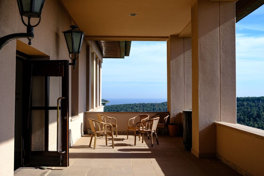 Loggia, balcon, terrasse laquelle pour — balcon terrasse loggia espace extérieur