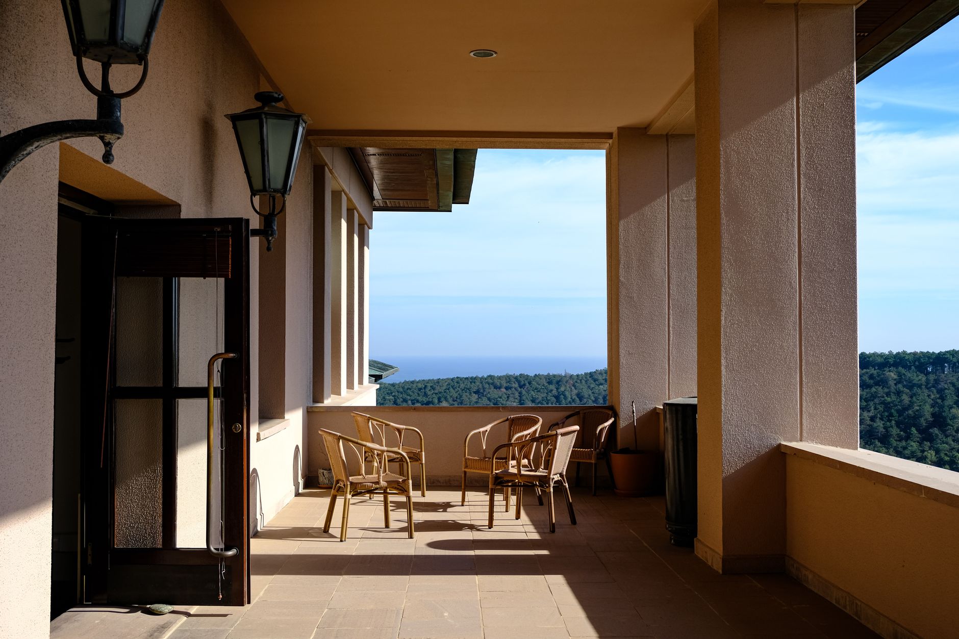 Loggia, balcon, terrasse laquelle pour — balcon terrasse loggia espace extérieur