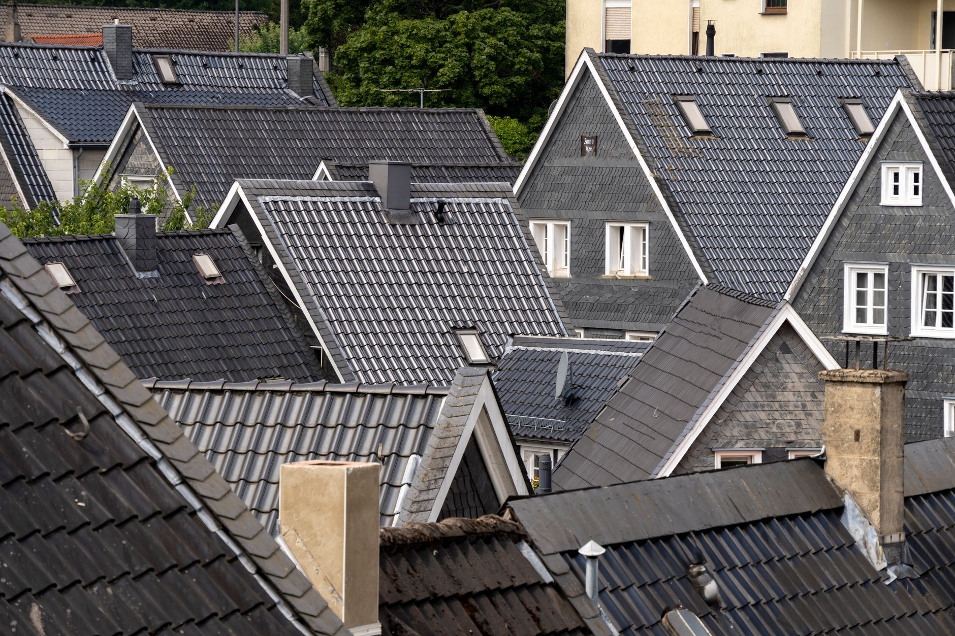 Choix isolant toiture sous tuiles : le duo le plus fréquent, mais pas le plus simple — isolation toiture tuiles ardoise métal