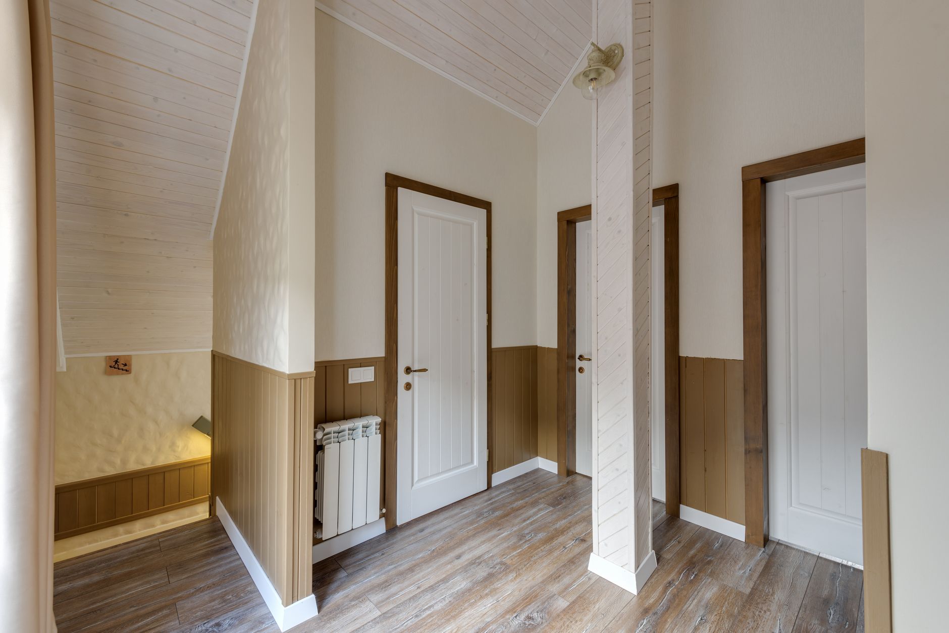 Couloir blanc étroit : couleurs de portes pour agrandir sans éblouir — couloir blanc avec portes colorées