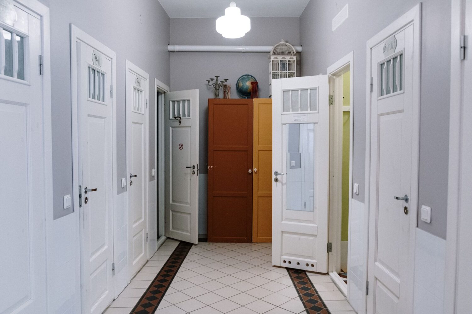 Quelle couleur peindre les portes d&rsquo;un couloir blanc ? Nos associations