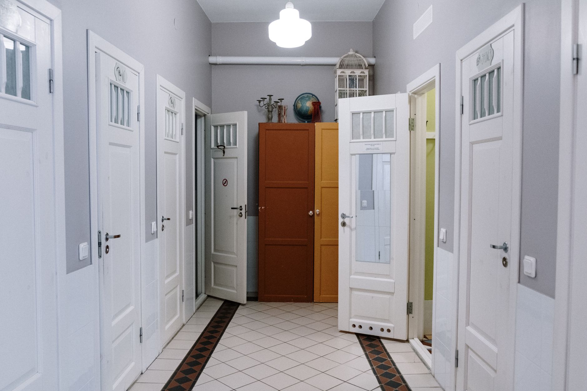 Quelle couleur peindre les portes — couloir blanc avec portes colorées