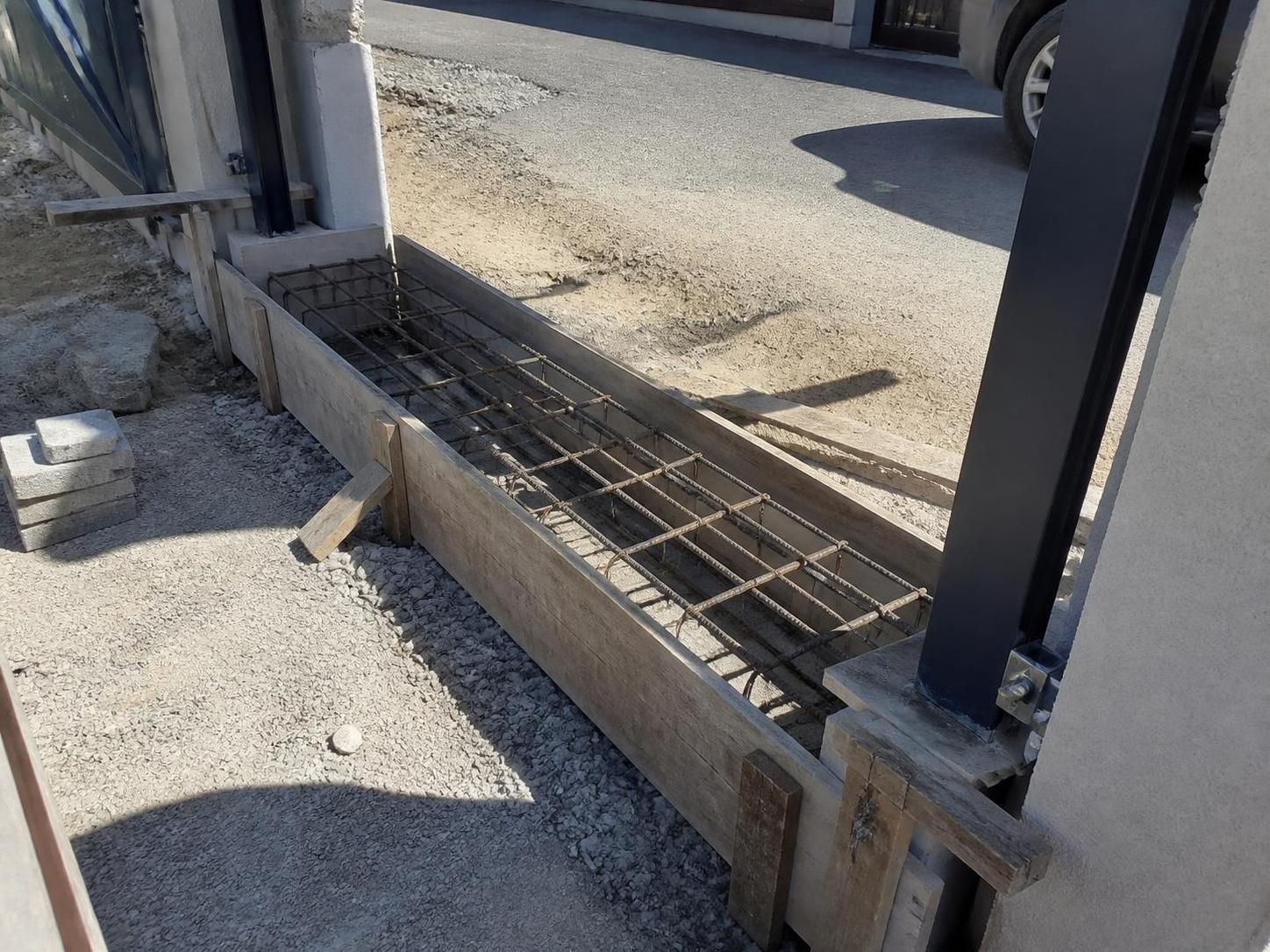 découvrez si vous pouvez couler un seuil de portail en deux fois et les conseils pour réussir cette opération sans compromettre la solidité et la durabilité de votre installation.