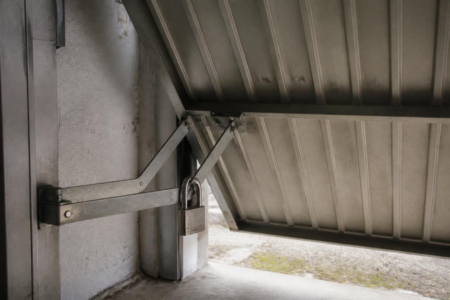 découvrez les méthodes efficaces pour bloquer une porte de garage basculante et renforcer la sécurité de votre garage en toute simplicité.