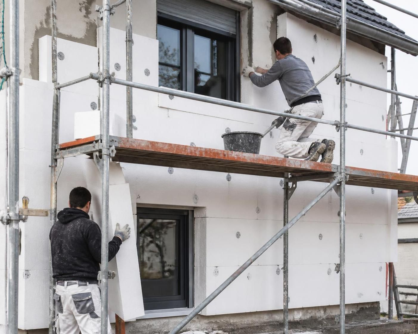 découvrez tout sur l'isolation par l'extérieur : choisissez les matériaux adaptés, comprenez les épaisseurs nécessaires et estimez le prix au m² pour améliorer l'efficacité énergétique de votre habitation.
