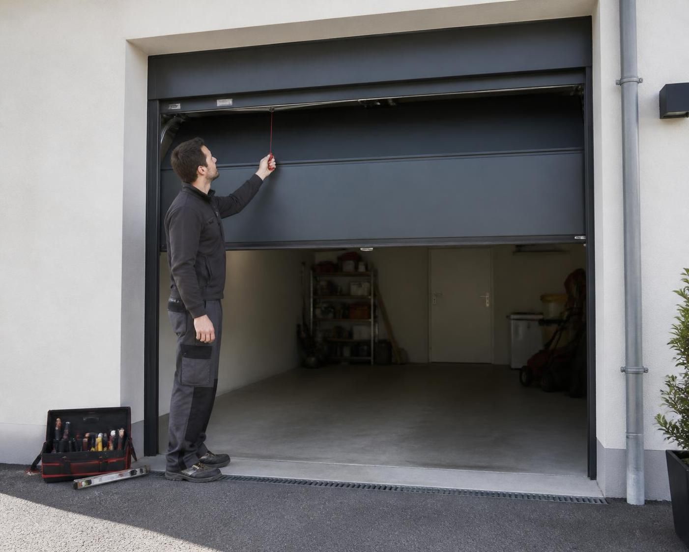 découvrez comment ouvrir manuellement une porte de garage électrique depuis l'extérieur en toute sécurité et facilement, même en cas de panne de courant.