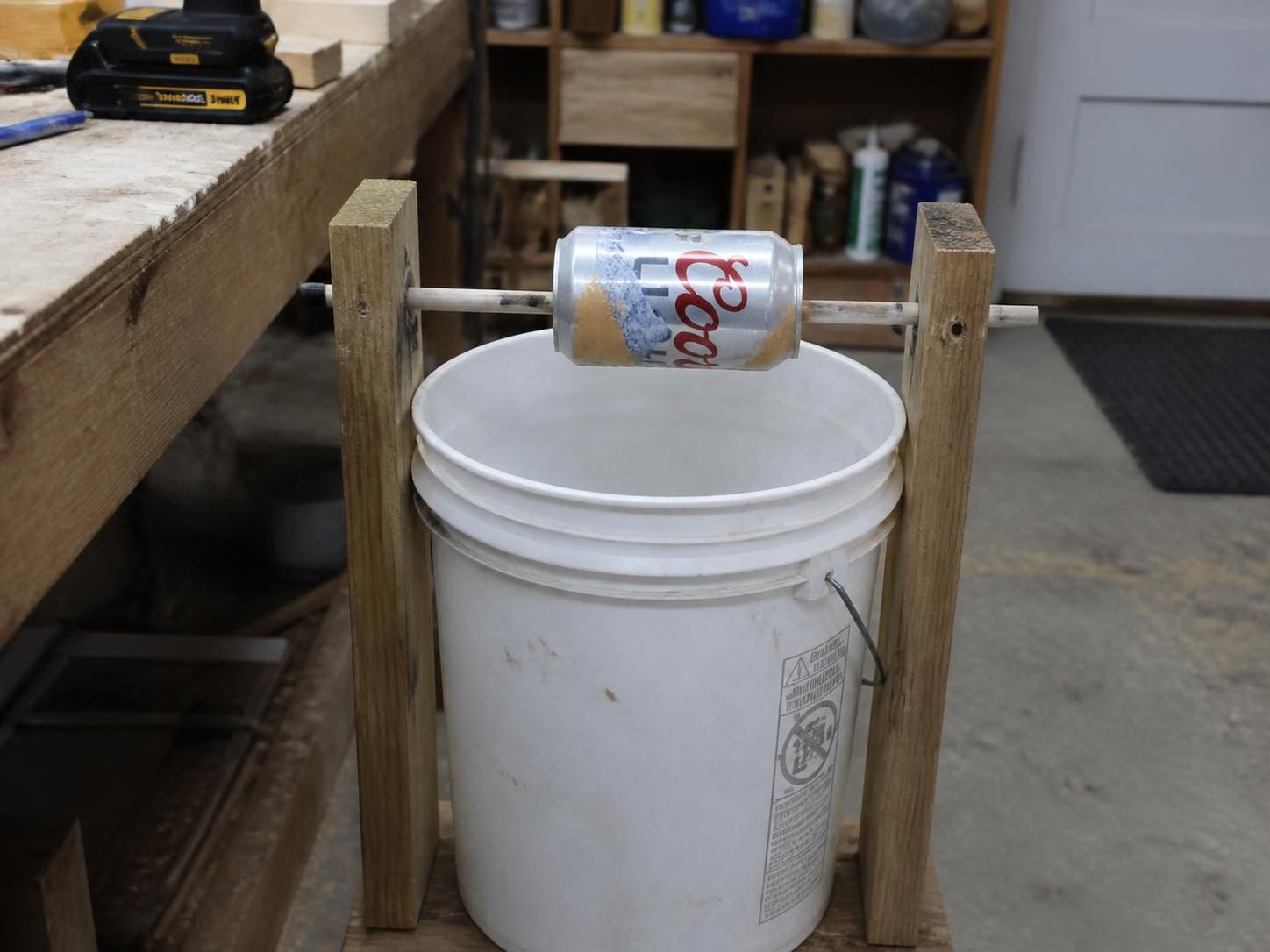 découvrez comment fabriquer un piège à rat fait maison avec des matériaux simples comme une canette et du bicarbonate, ainsi que d'autres techniques efficaces pour lutter contre les rongeurs.