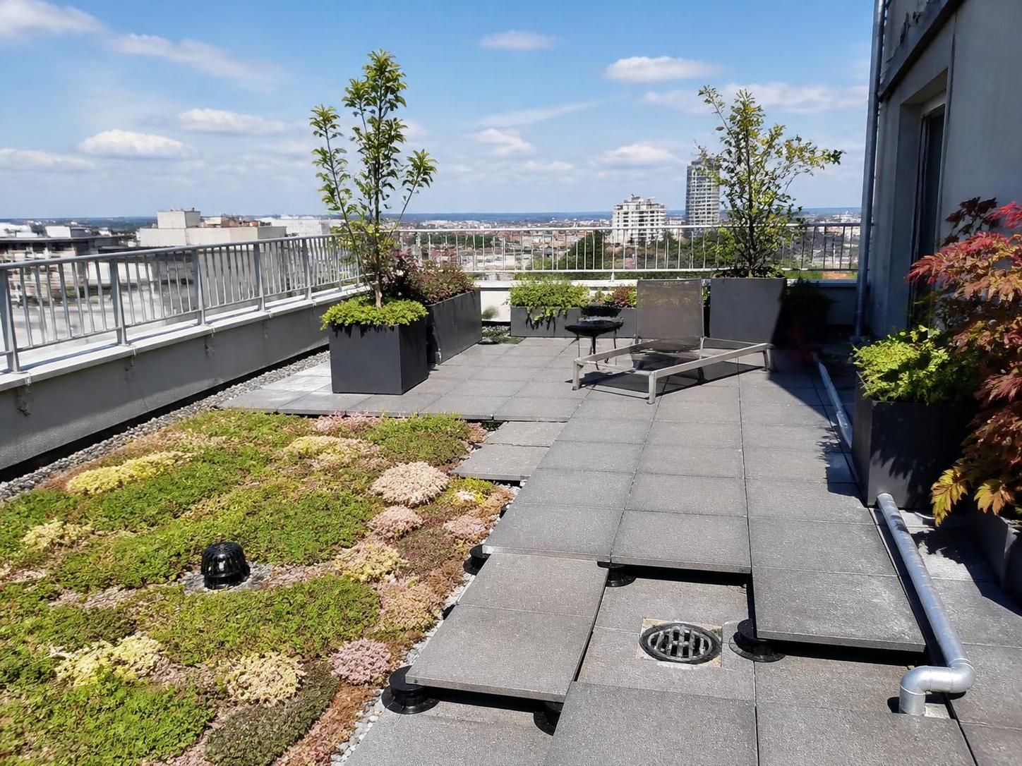 découvrez comment assurer l'étanchéité, optimiser l'isolation et aménager votre toit-terrasse pour un espace extérieur agréable et durable.