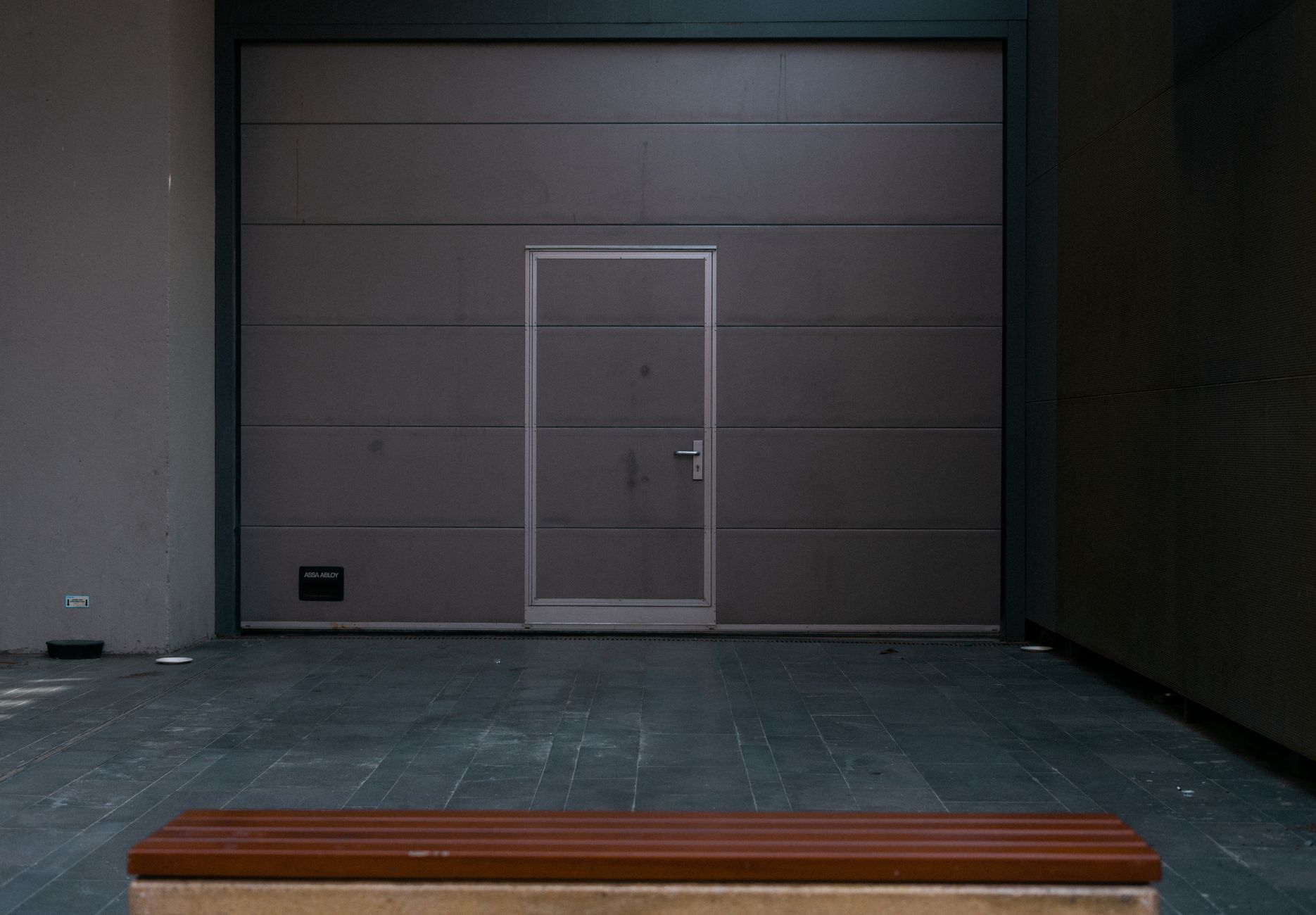 Comment ouvrir une porte garage lors d’une panne électricité — poignée de déverrouillage porte garage
